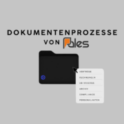 Geschäftsperson klettert auf einem überwältigenden Stapel Papierakten und symbolisiert Dokumentenchaos und administrative Überlastung im Back Office.